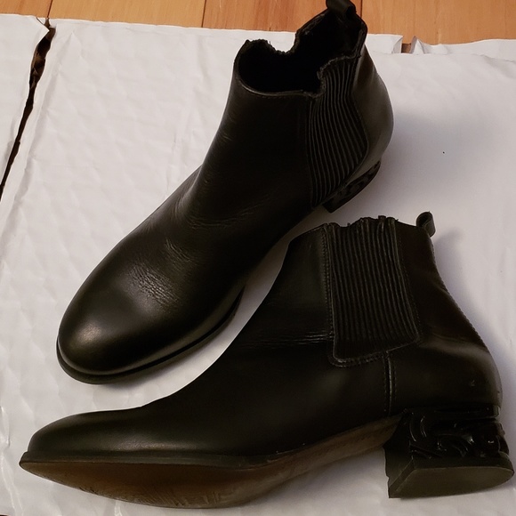 MIISTA Carved Heel ankle Boot Imported - Picture 5 of 5